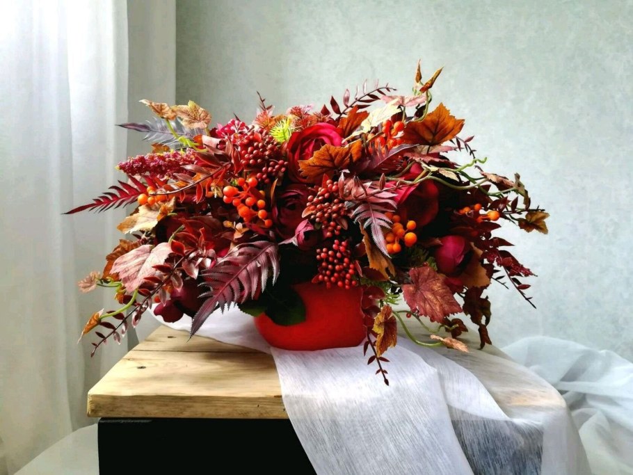 Осенняя композиция из искусственных цветов