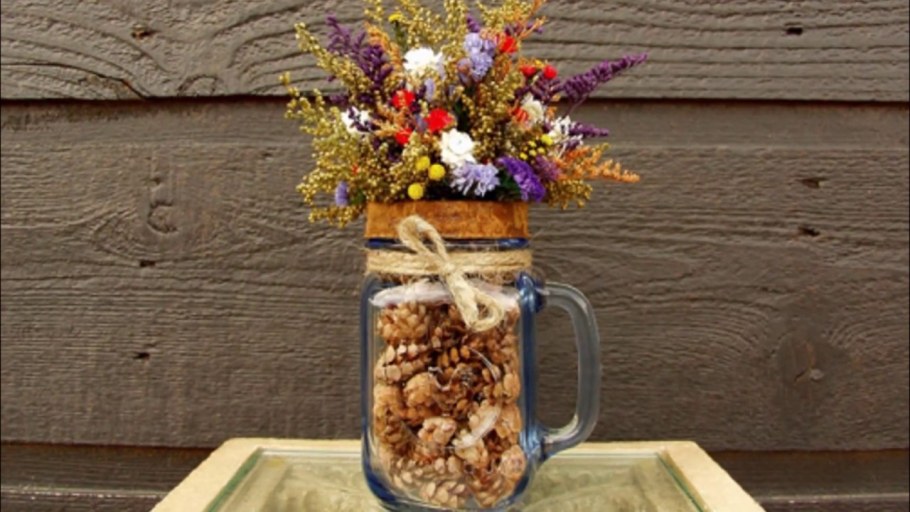 Композиция из сухоцветов в вазе