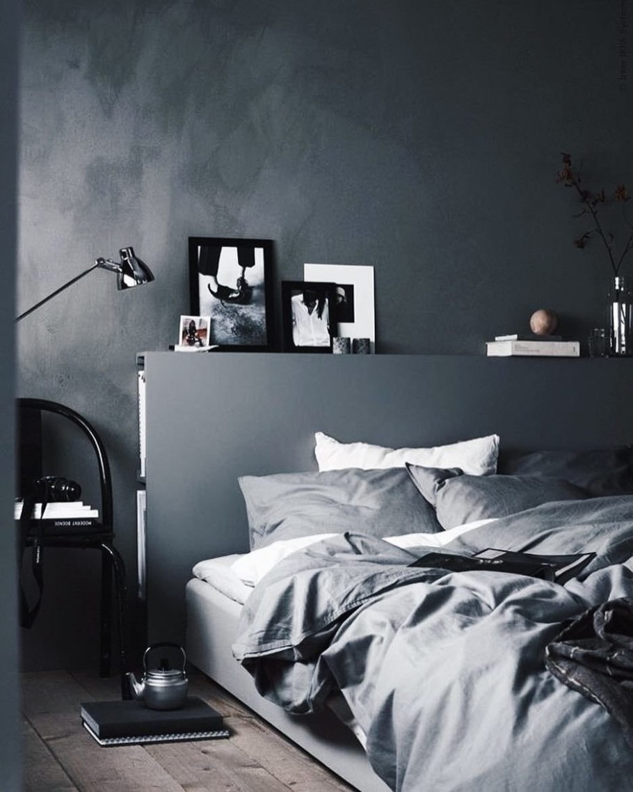 Комната с серыми стенами