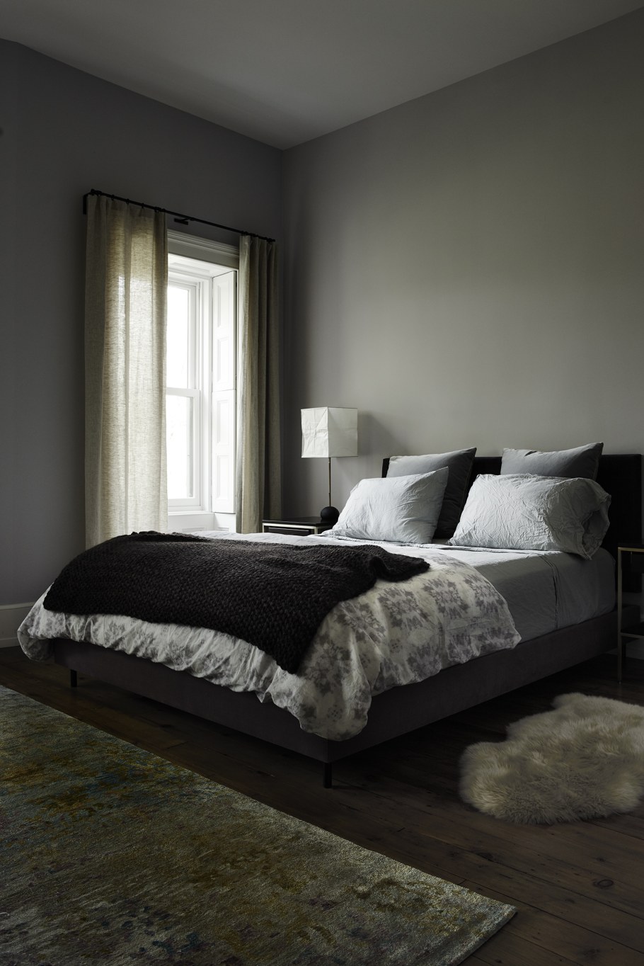 Темно серая спальня в интерьере