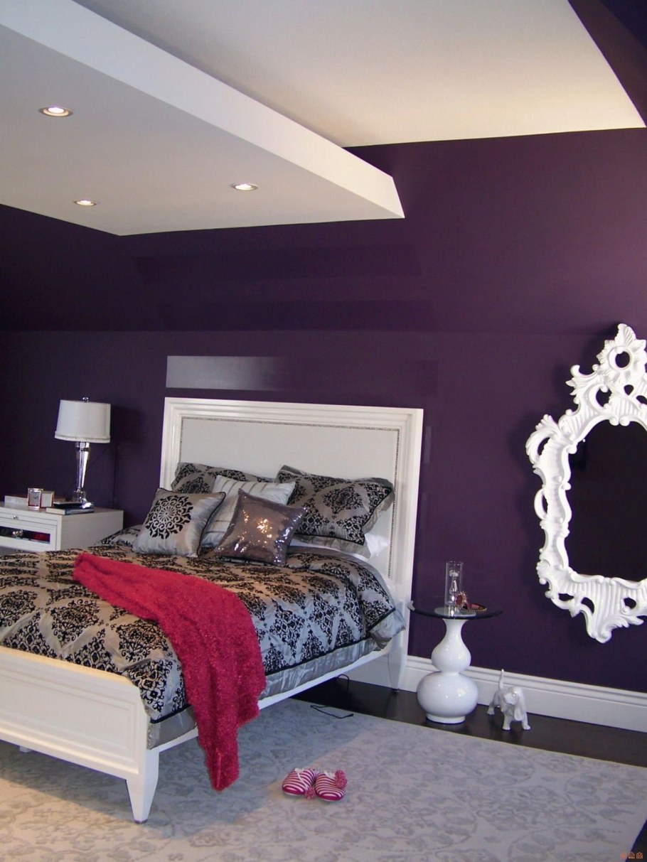 Сиреневые стены в спальне