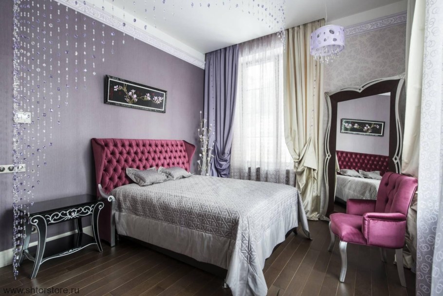 Фиолетовые шторы в интерьере спальни