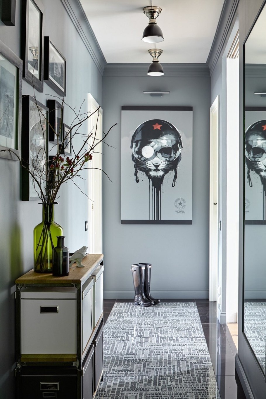 Серые стены в прихожей