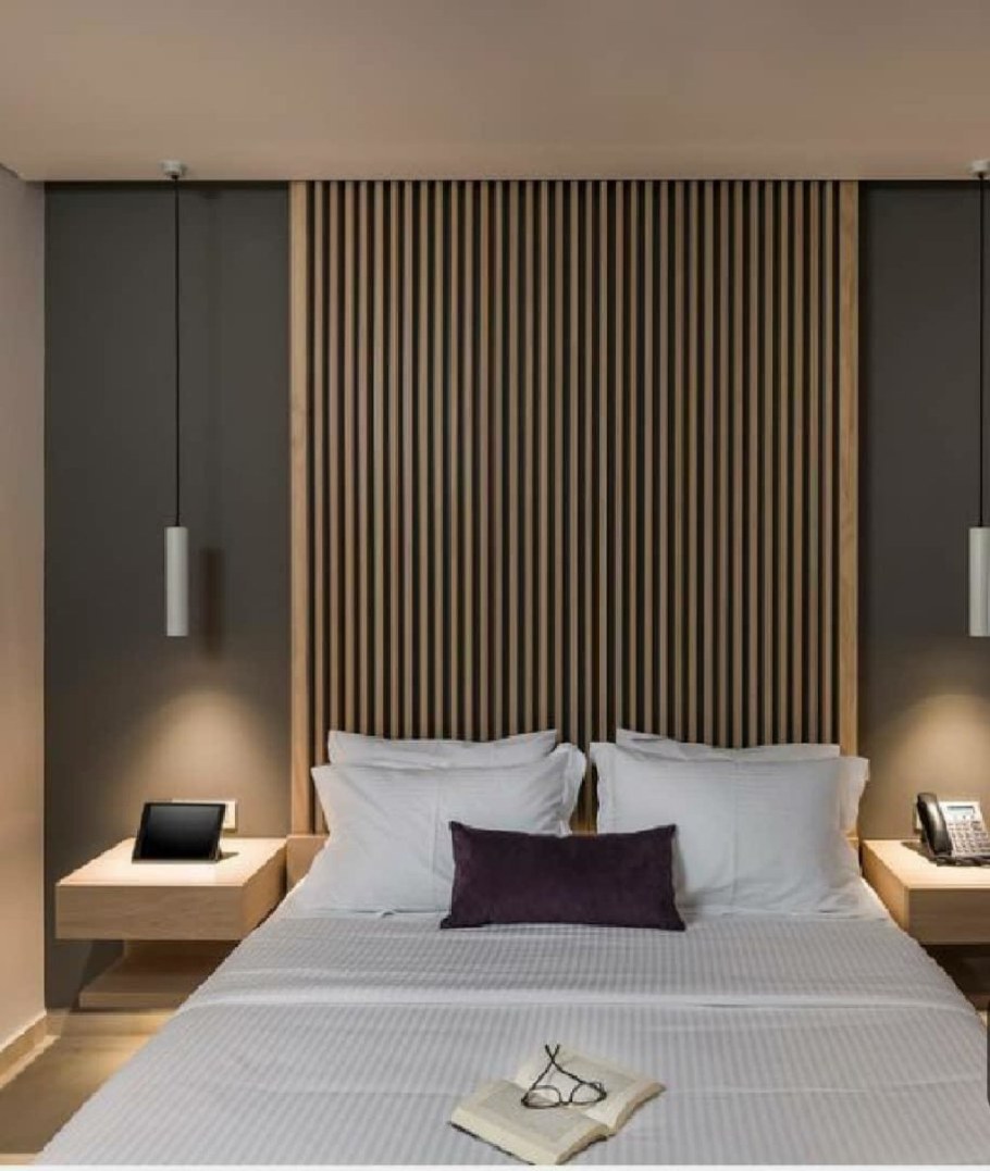 Спальня с деревянными рейками