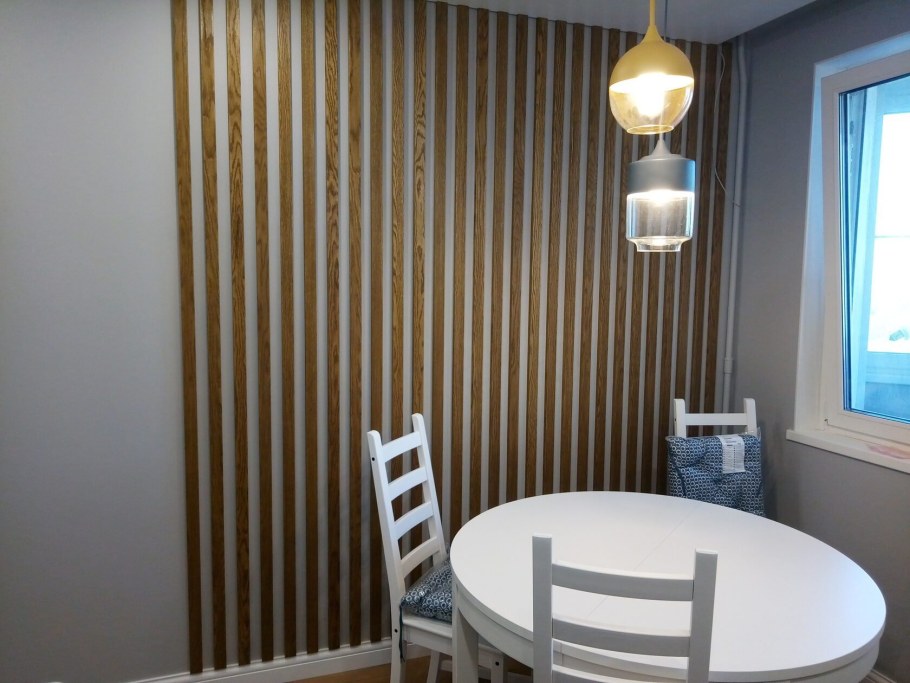 Деревянные рейки на кухне на стене