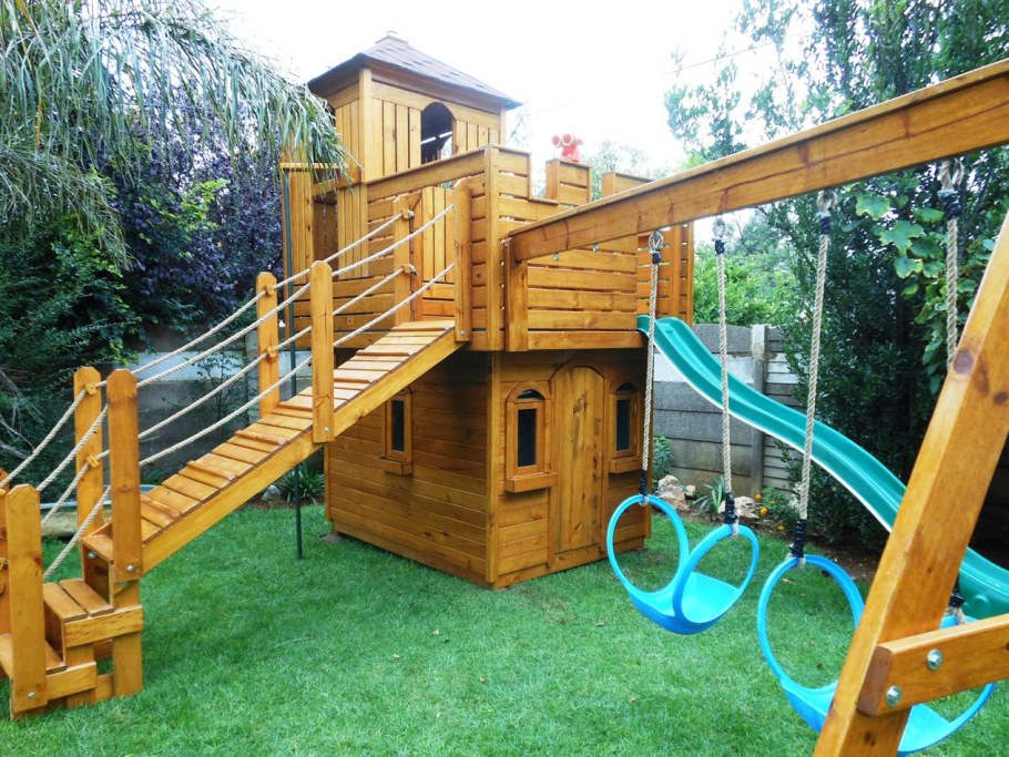 Домик на дереве с горкой