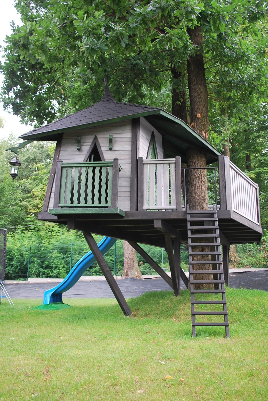 Домик на дереве с горкой