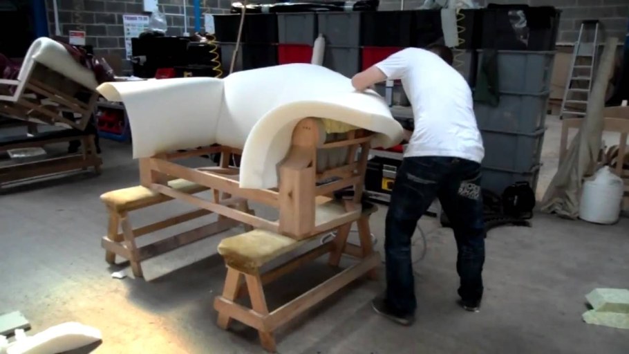Процесс обивки мягкой мебели