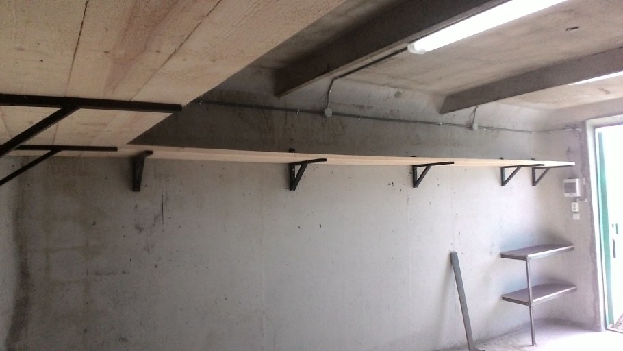 Навесные полки в гараж