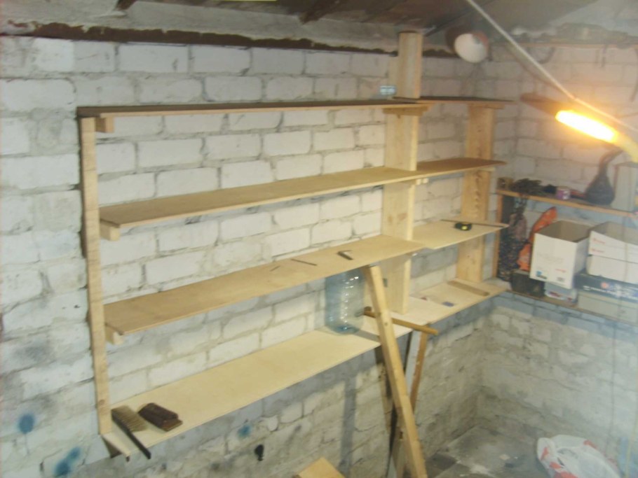 Стеллаж из дерева в гараж