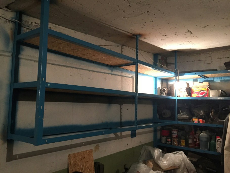 Подвесные полки в гараже