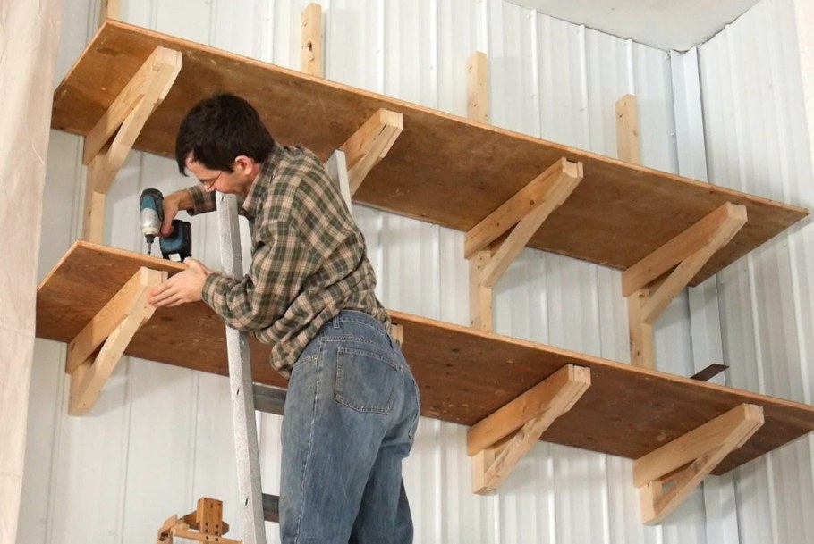 Деревянные полки в гараже