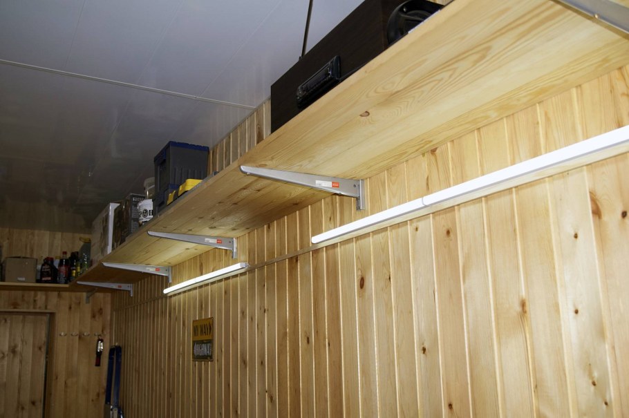 Навесные полки в гараж