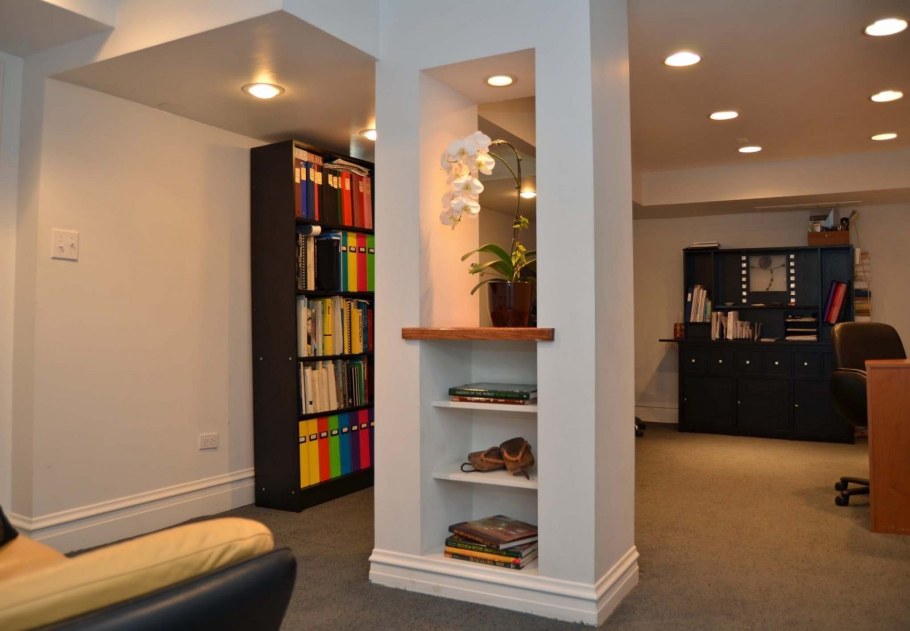 Перегородка из гипсокартона с полками