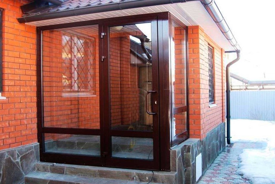 Остекленное крыльцо частного дома