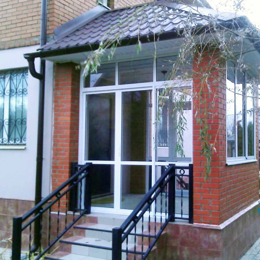 Тамбур из кирпича с окнами