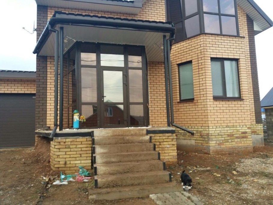 Крыльцо к кирпичному дому
