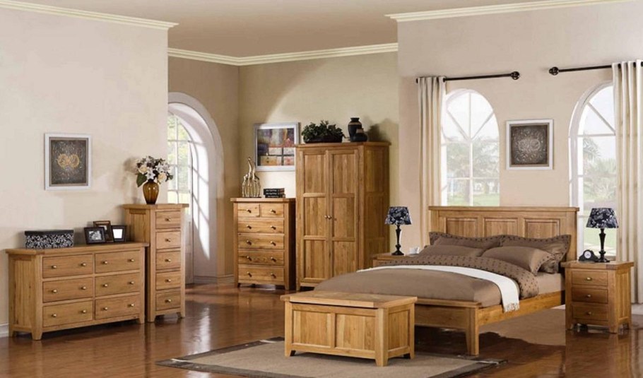 Комната с деревянной мебелью