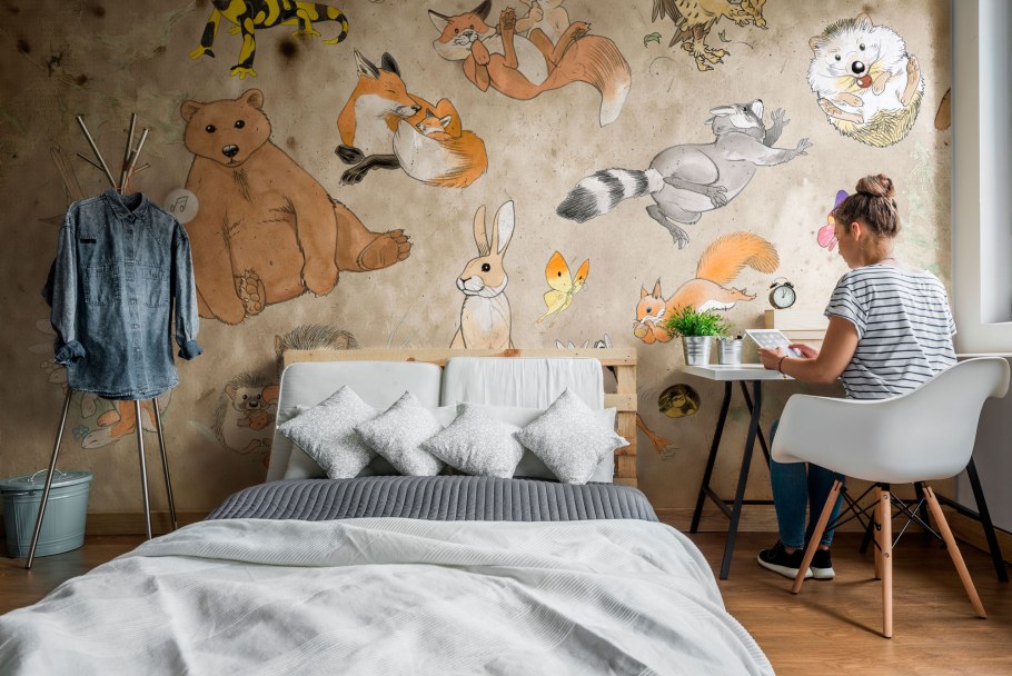 Обои с повторяющимся рисунком животных в интерьере