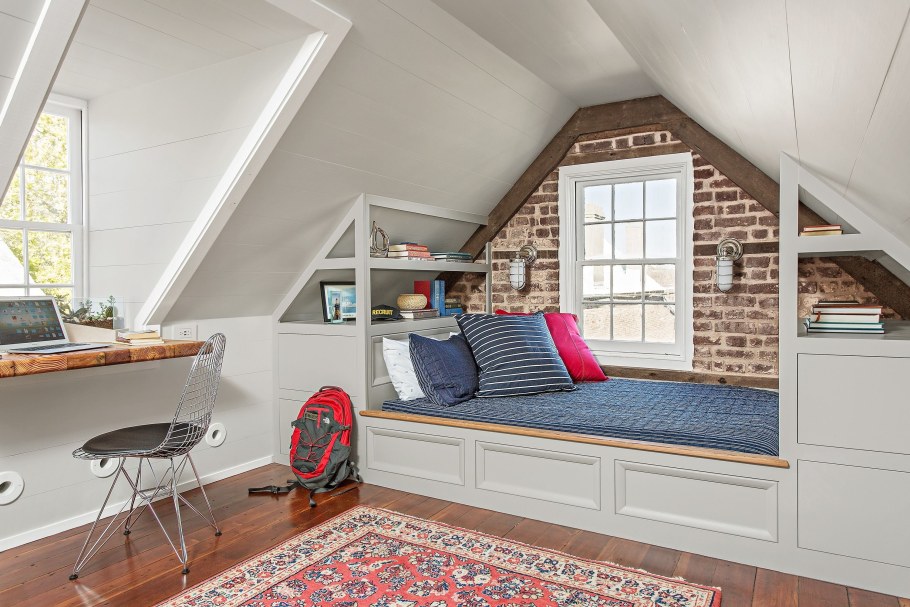 Мансардная комната для девочки