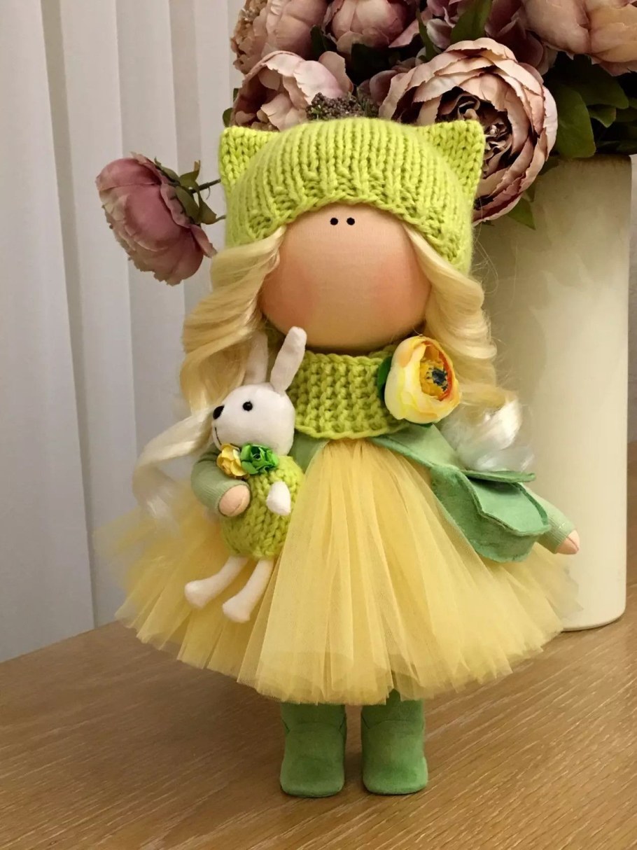 Интерьерная кукла в зеленом