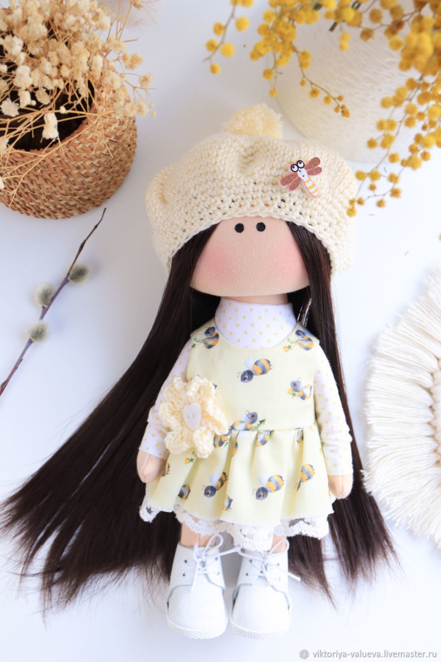 Куколка из ткани с рыжими волосами и Пчелка