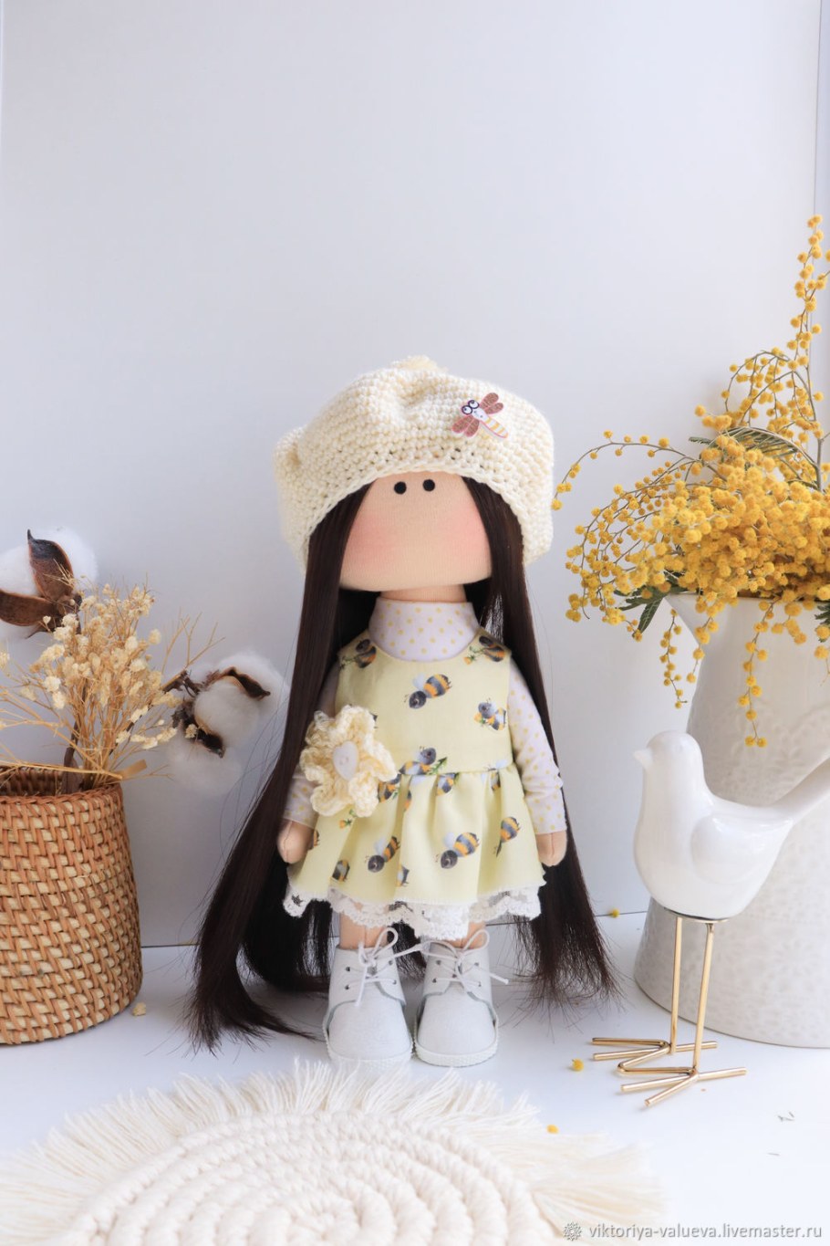 Куколка из ткани с рыжими волосами и Пчелка