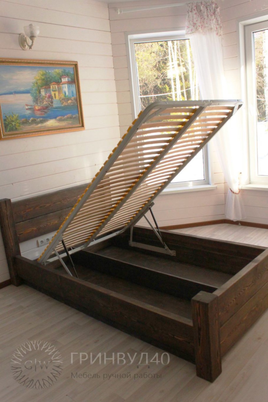 Кровать из дерева