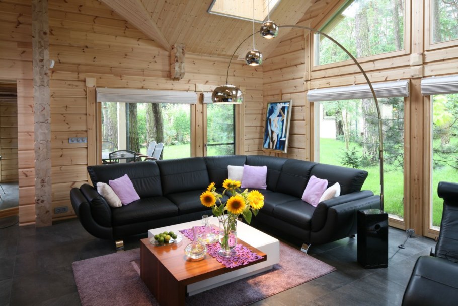 Диван в интерьере деревянного дома