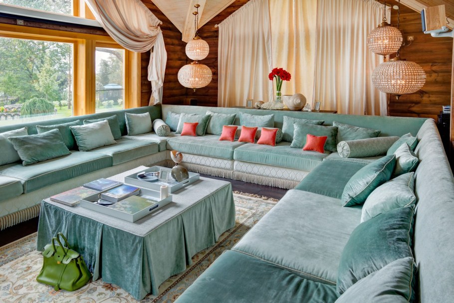 Диван в деревянном доме