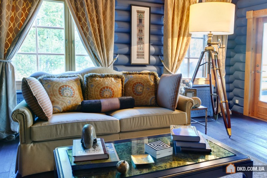 Синий интерьер в деревянном доме