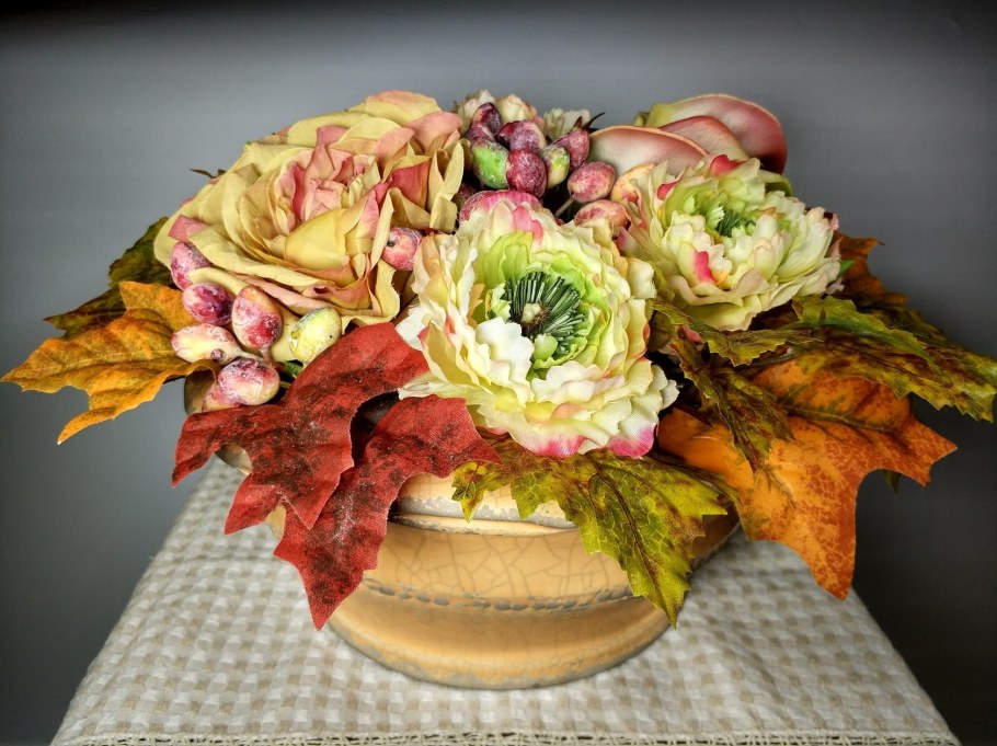 Экибана из искусственных цветов