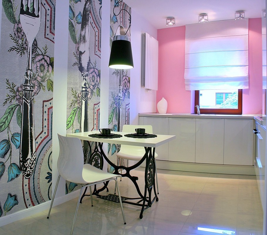 Интерьер кухни с комбинированными обоями