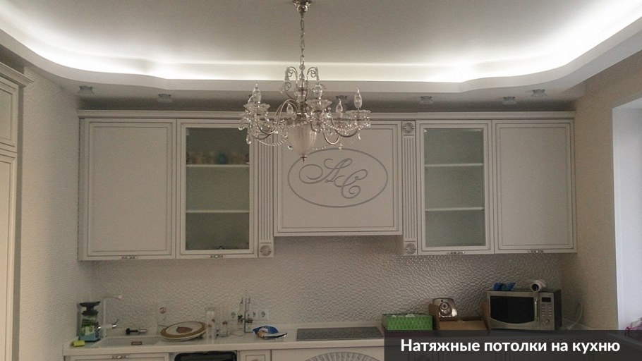 Натяжной потолок на кухне