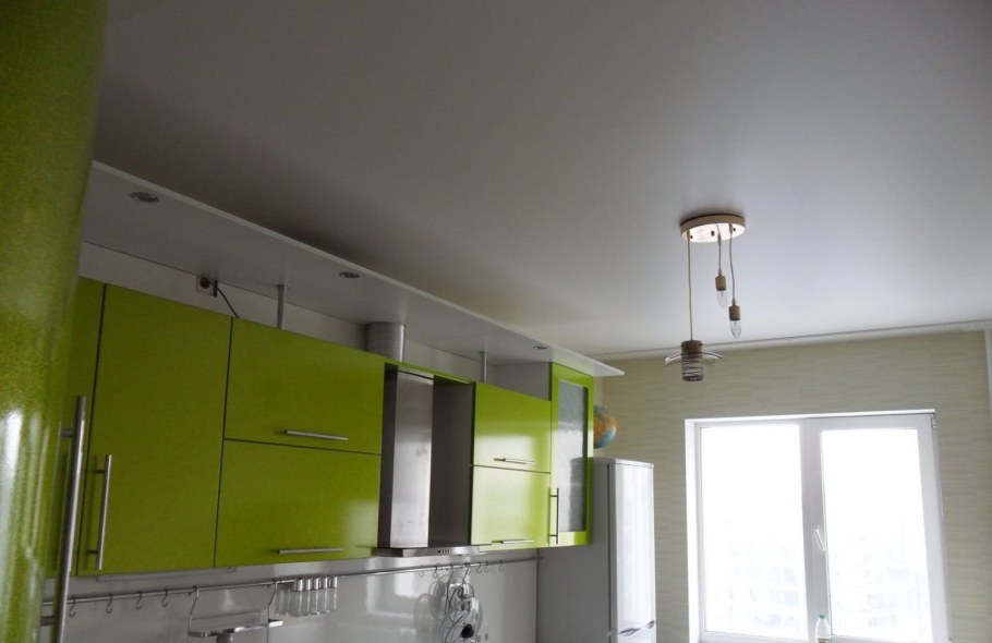 Сатиновый натяжной потолок на кухне