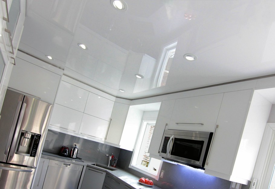 Белый глянцевый натяжной потолок