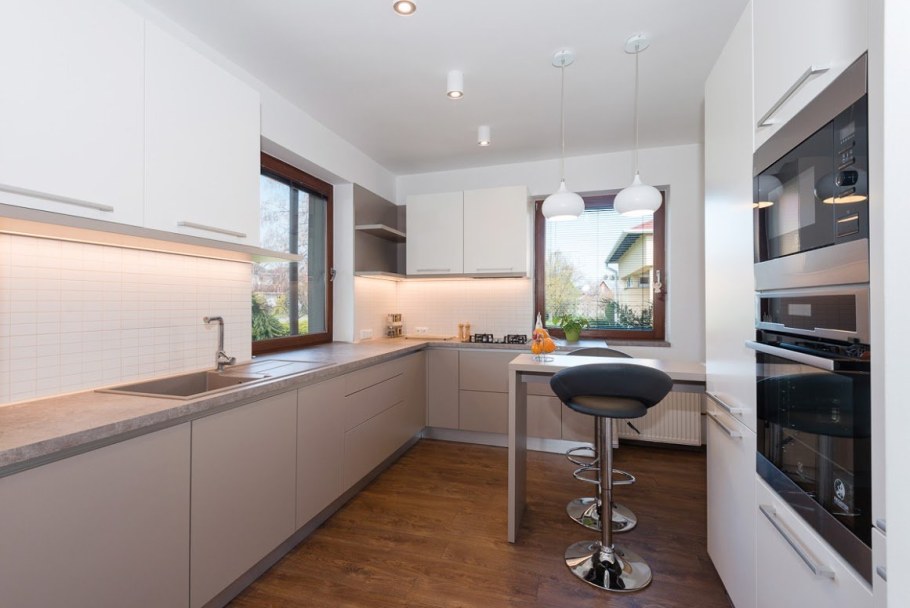 Натяжной потолок на кухне