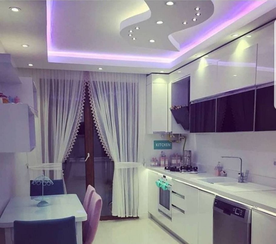 Идеи натяжных потолков для кухни