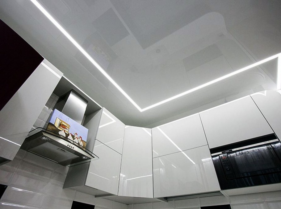 Парящий натяжной потолок на кухне