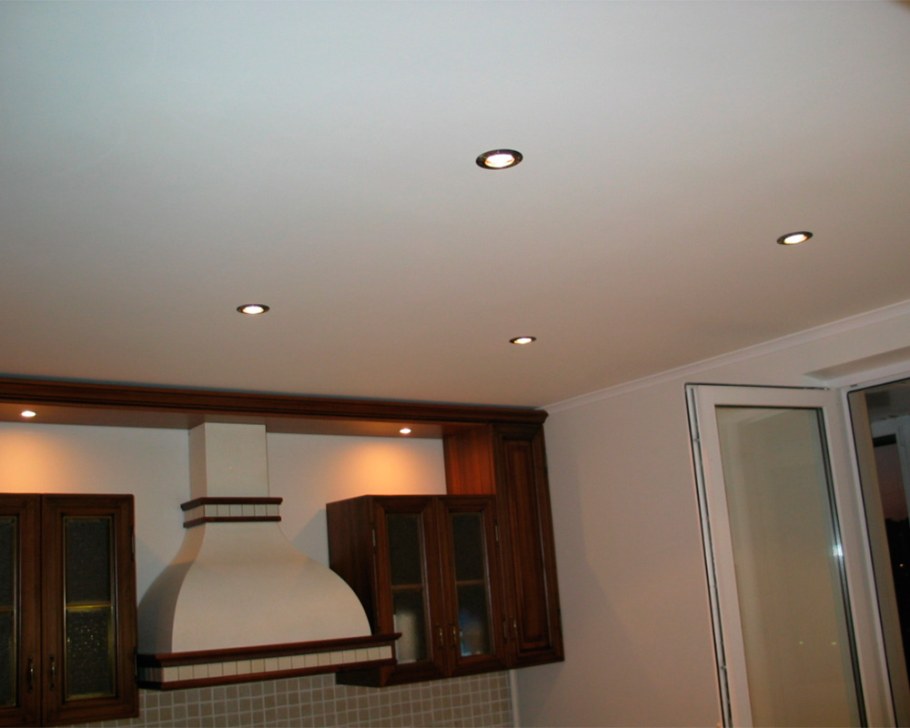 Матовый натяжной потолок м110