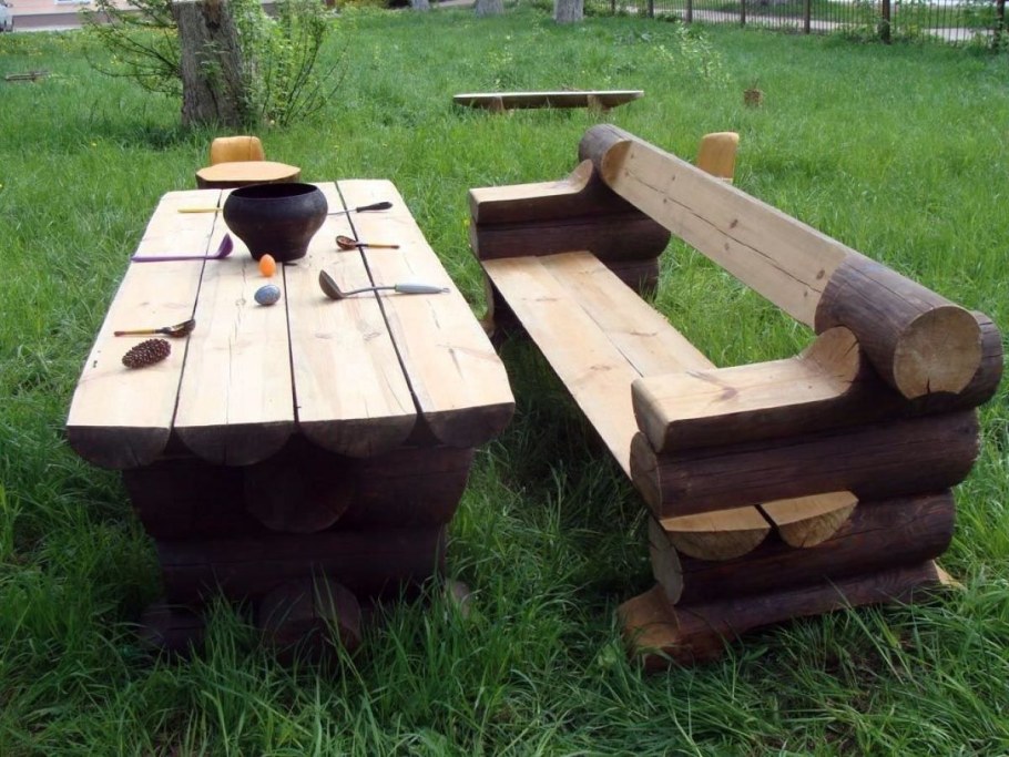 Стол и лавки из бревна