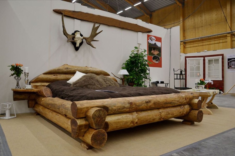 Кровать из бревен