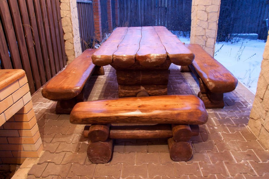 Стол и лавки из оцилиндрованного бревна