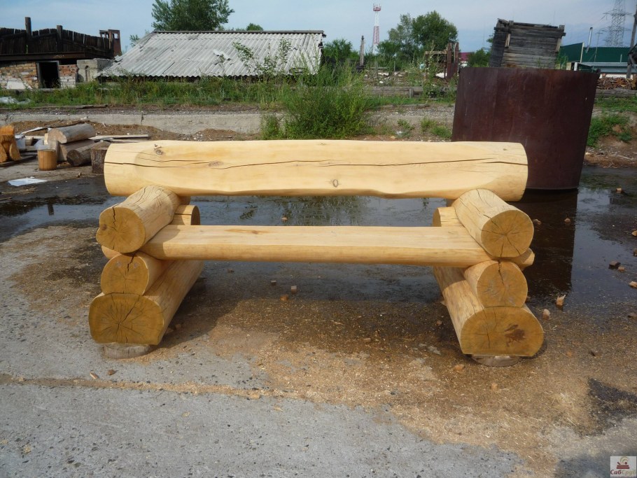 Скамейка из оцилиндрованного бревна