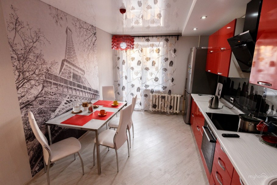 Интерьер маленькой красной кухни