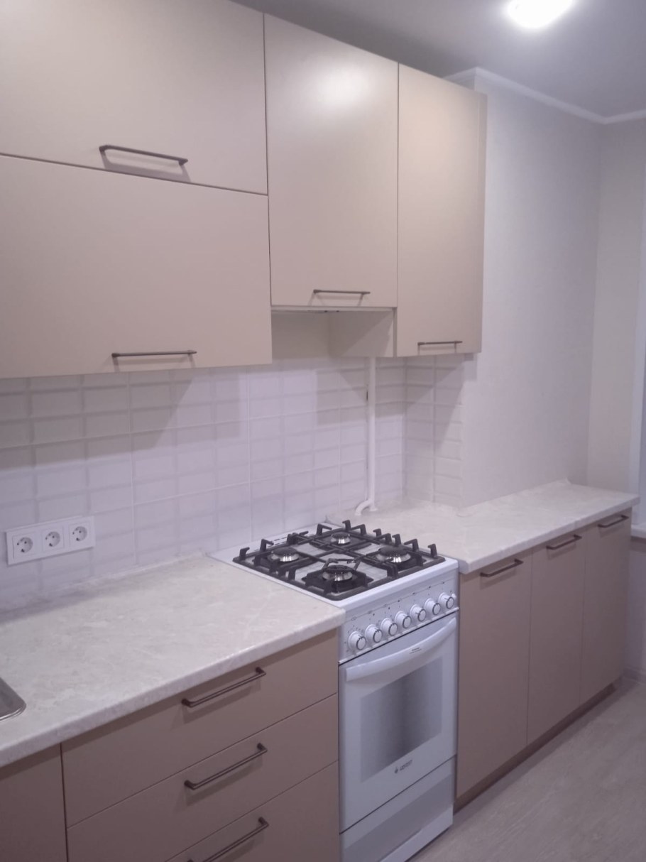 Кухня цвета латте с черными ручками