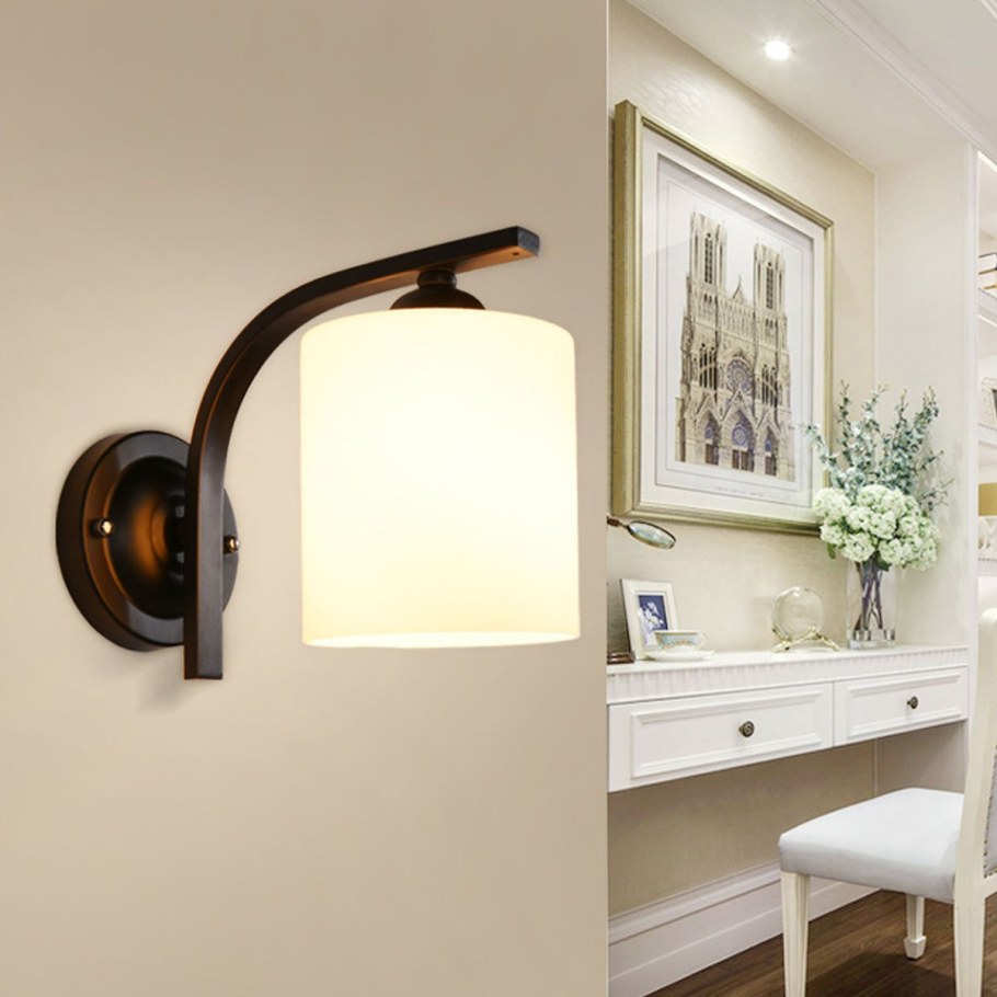 Бра в коридоре на стенах