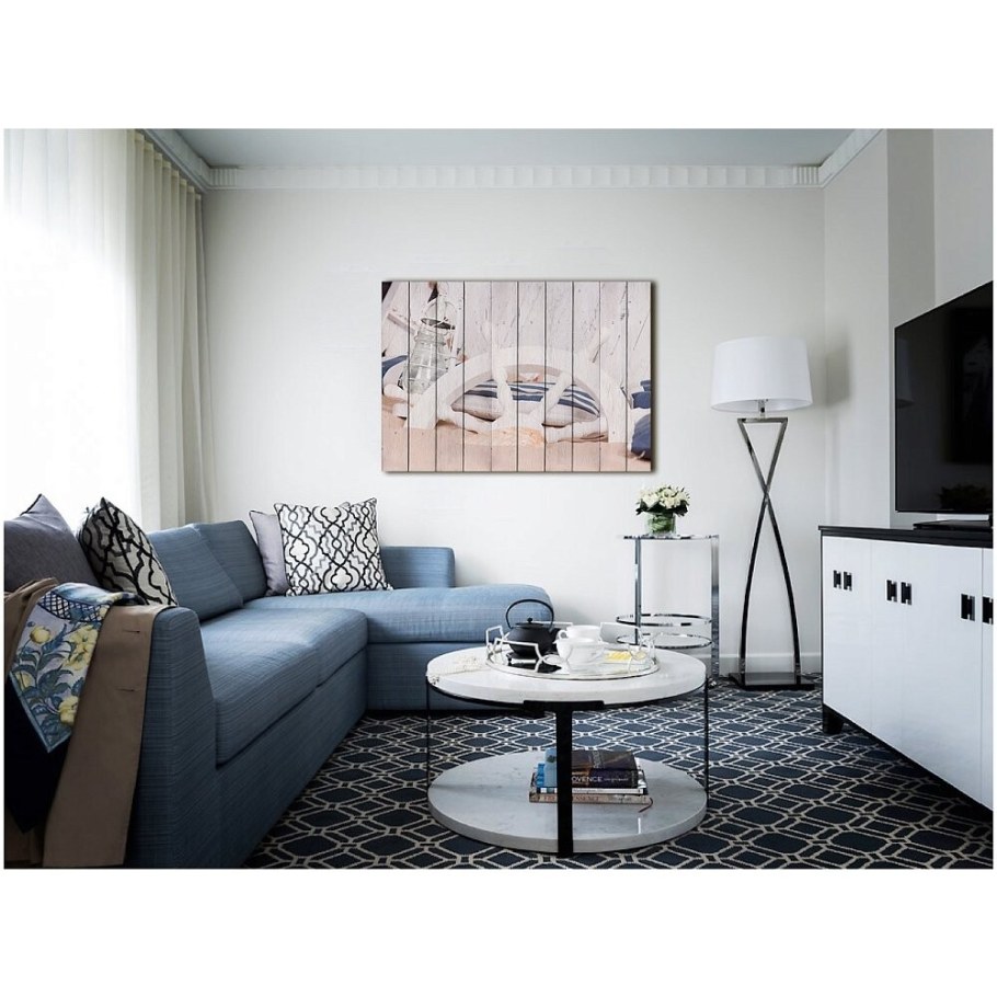 Синий диван в интерьере гостиной