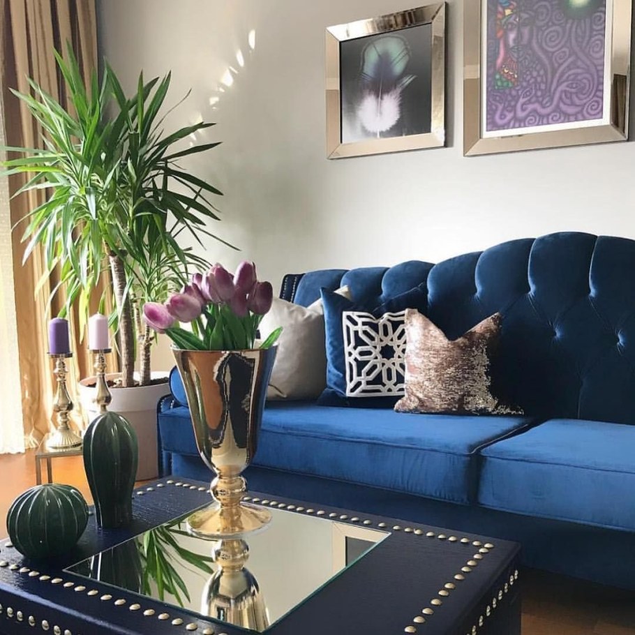 Синий диван в интерьере