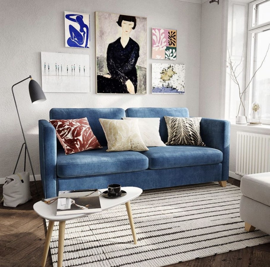 Голубой диван в интерьере